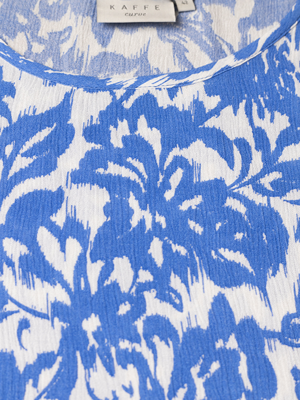 ELLA AMI - Vit viskosblus med blått mönster fra Kaffe Curve