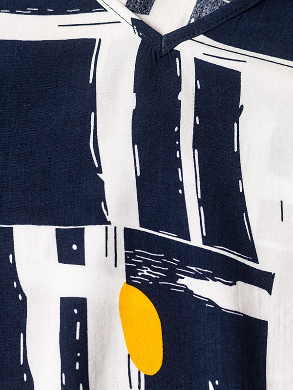 ANNY - Marinblå tunika med grafiskt tryck fra Studio