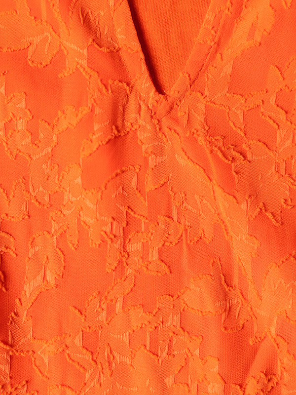 EVELYNN - Orange chiffongklänning med struktur fra Zhenzi