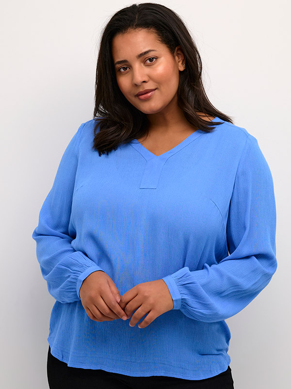 AMI - Blå blus i crepe viskos fra Kaffe Curve