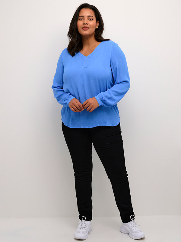 AMI - Blå blus i crepe viskos fra Kaffe Curve