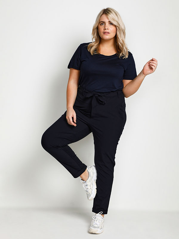 JIA - Plus Size Byxor fra Kaffe Curve