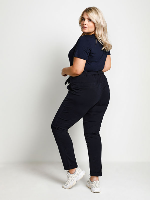 JIA - Plus Size Byxor fra Kaffe Curve