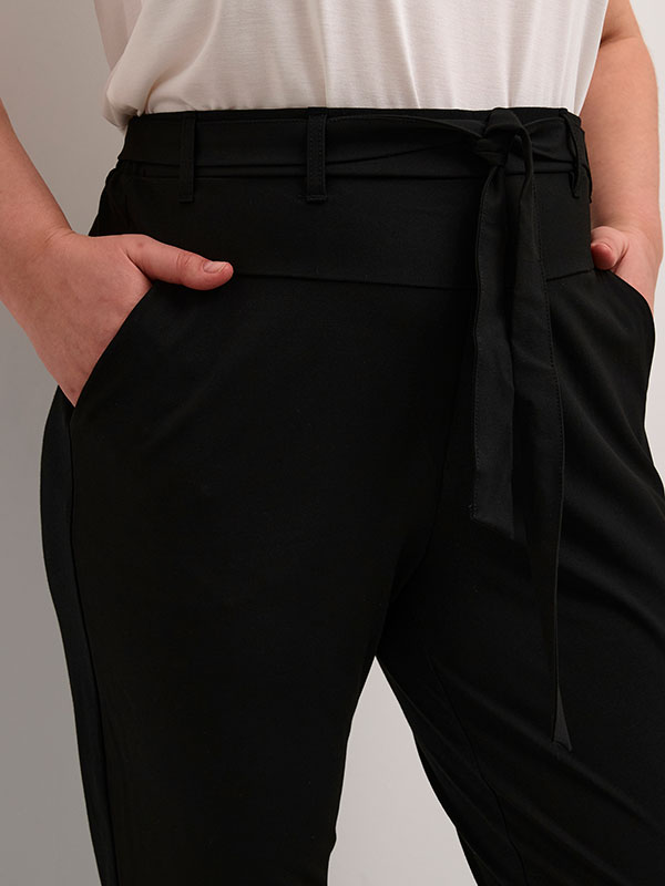 JIA - Plus Size Byxor fra Kaffe Curve