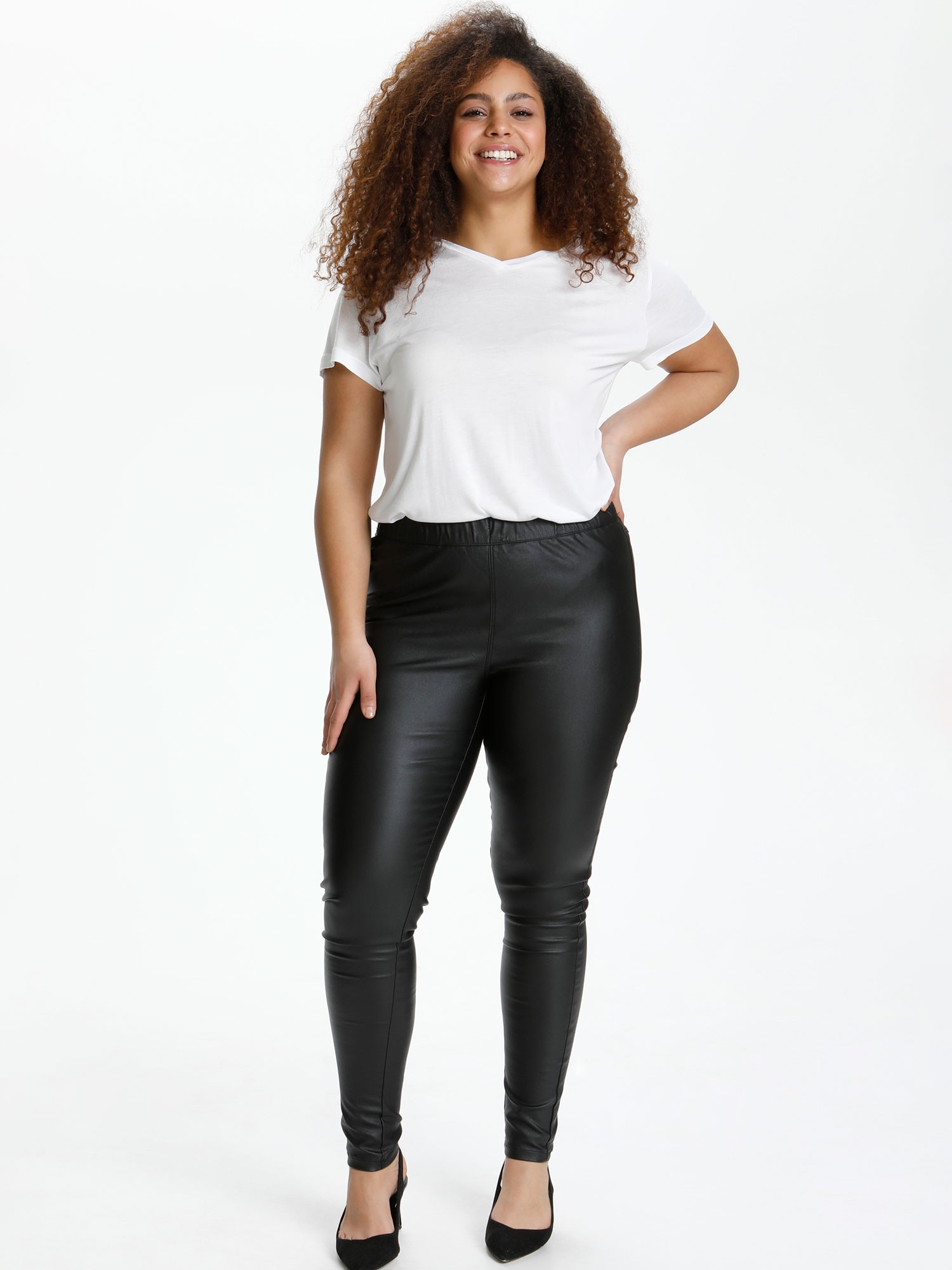 Svarta leggings i skinnimitation fra Kaffe Curve