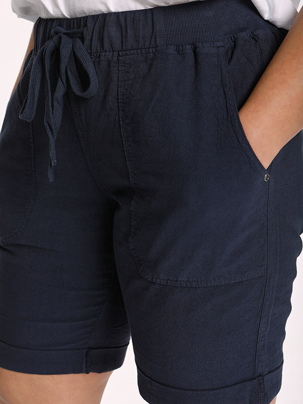 NANA - Mörkblå shorts i bomull fra Kaffe Curve