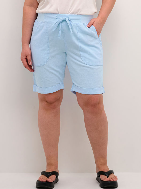 NANA - Ljusblå shorts i bomull fra Kaffe Curve