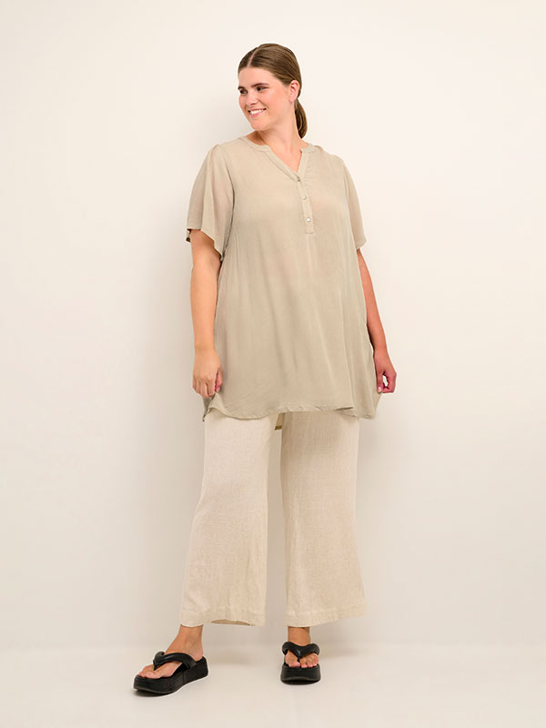 AMI - Beige tunika i crepe viskos fra Kaffe Curve