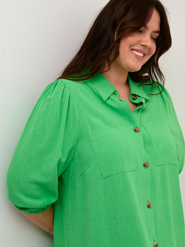 LILOA - Grön skjortklänning i linne och viskos fra Kaffe Curve