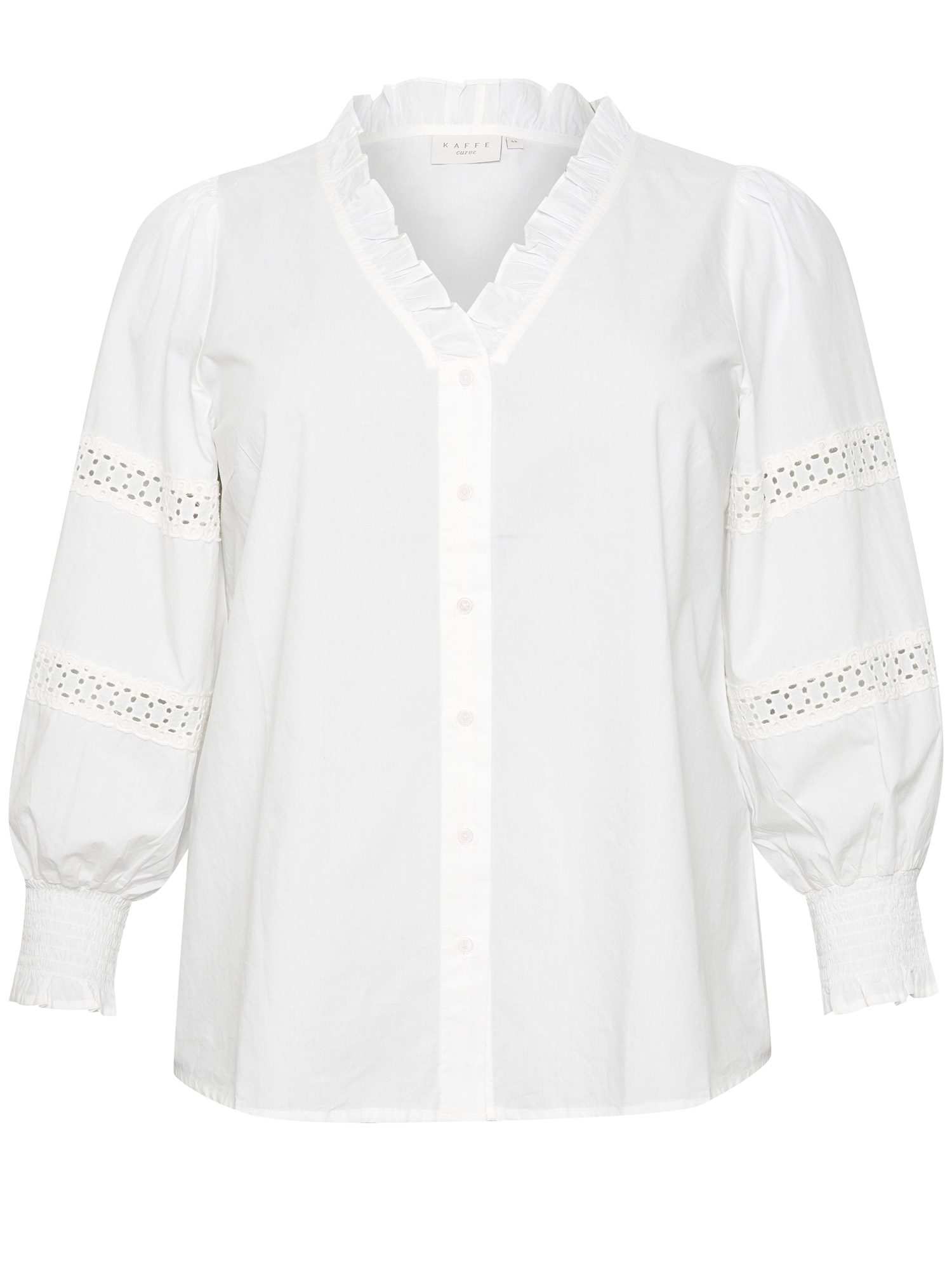 vit bomullsskjorta med vacker broderi anglaise på ärmarna fra Kaffe Curve