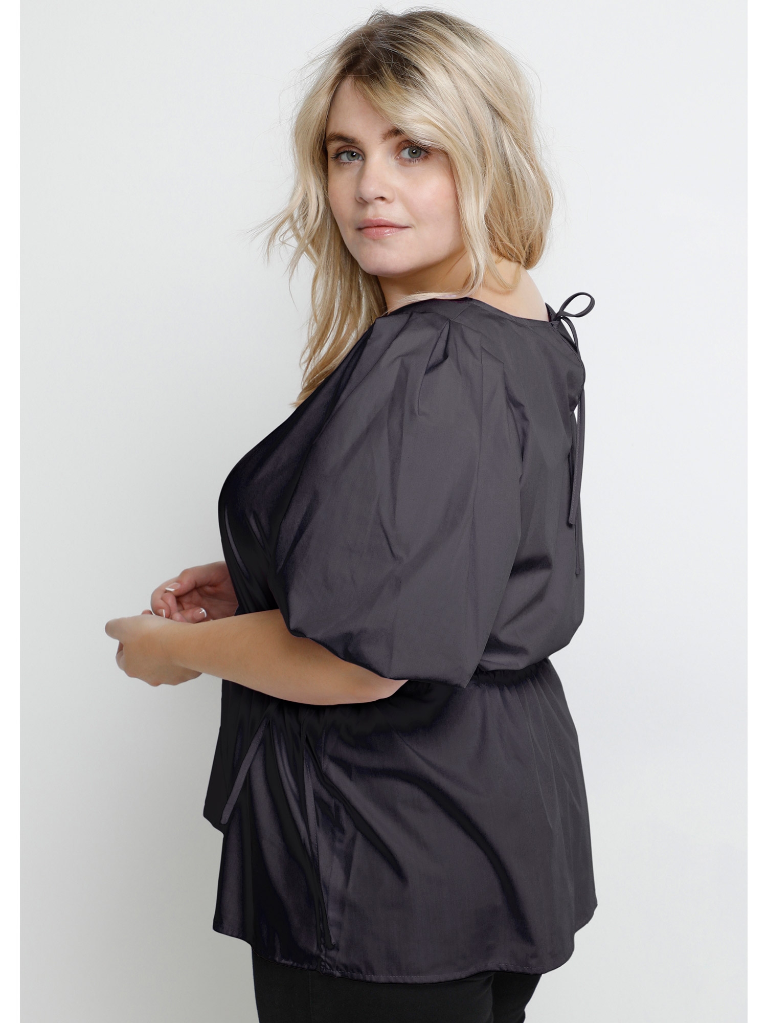 Sort bluse med justerbar talje fra Kaffe Curve