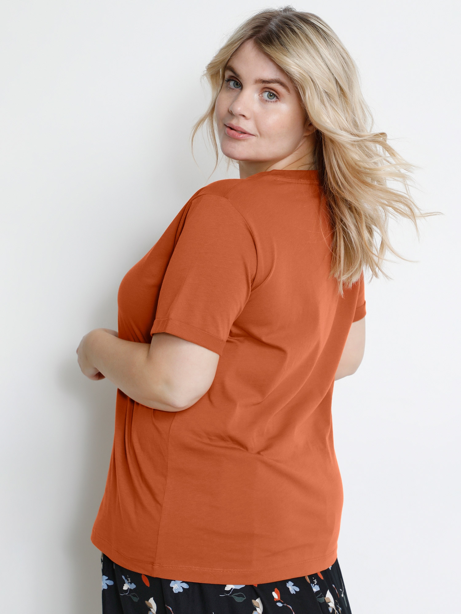 KC JOLINA - Orange bomulls-T-shirt med coolt statementtryck fra Kaffe Curve