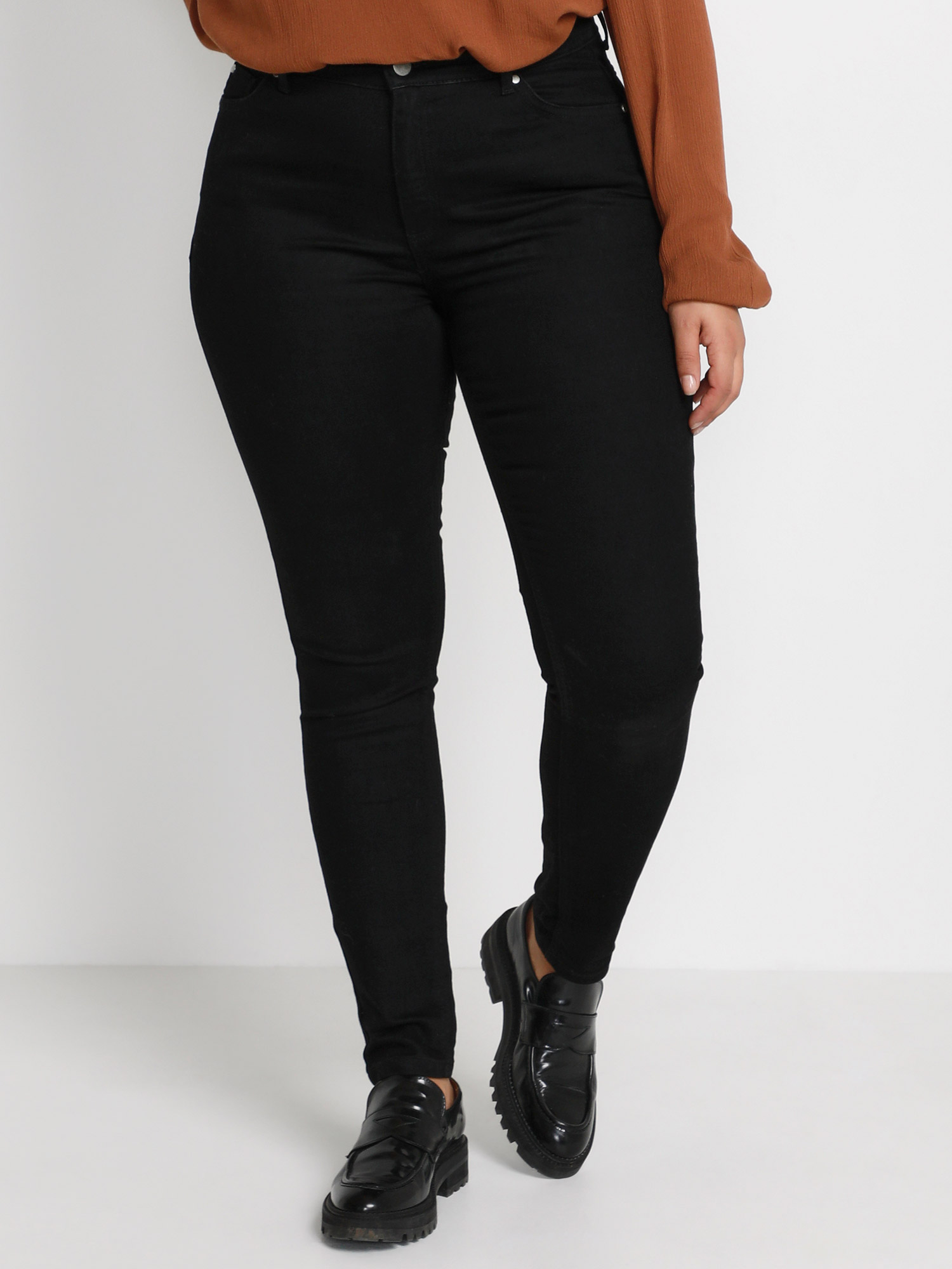 KC LASA FLORA - Svarta jeans med smala ben fra Kaffe Curve