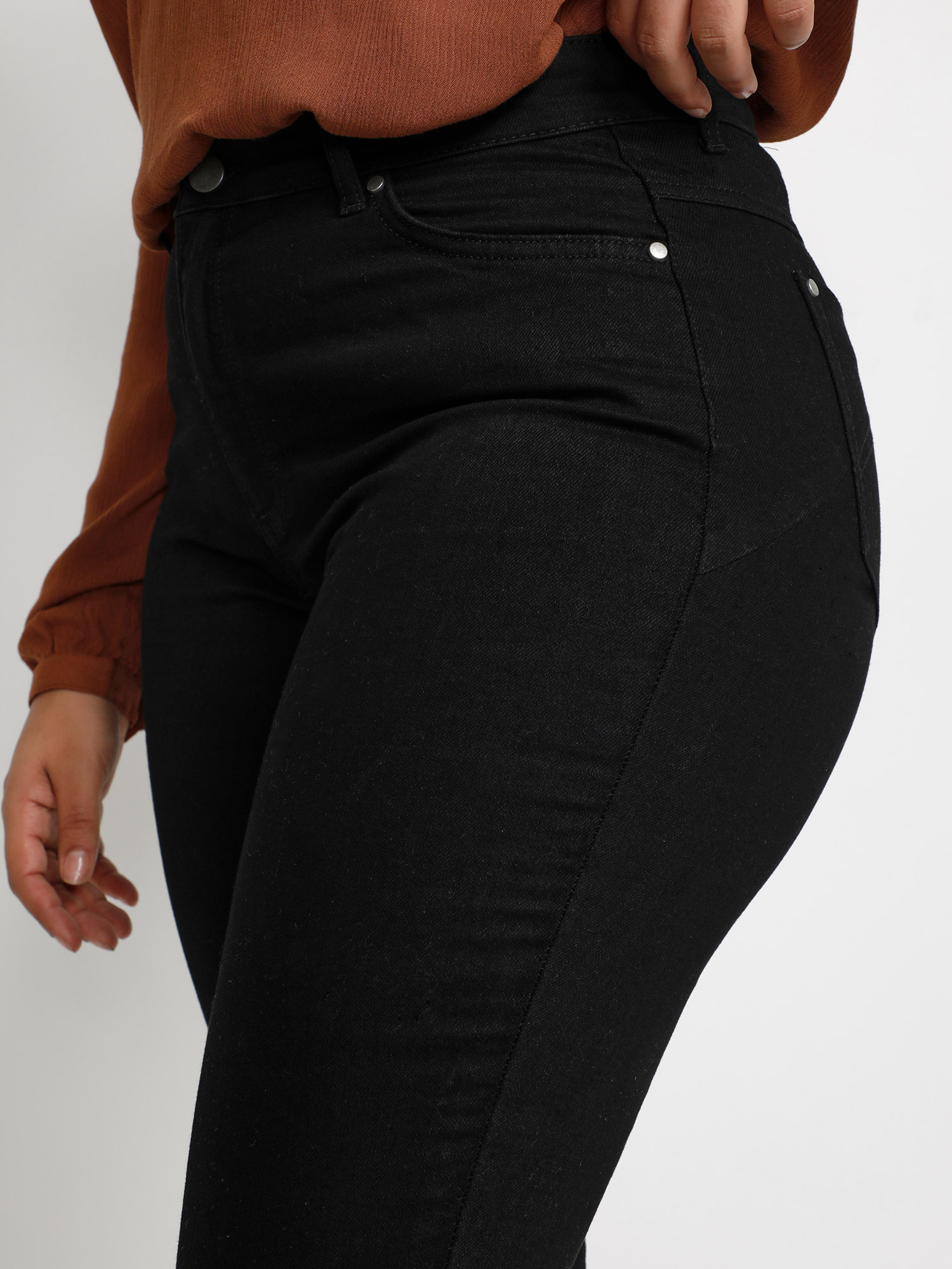 KC LASA FLORA - Svarta jeans med smala ben fra Kaffe Curve