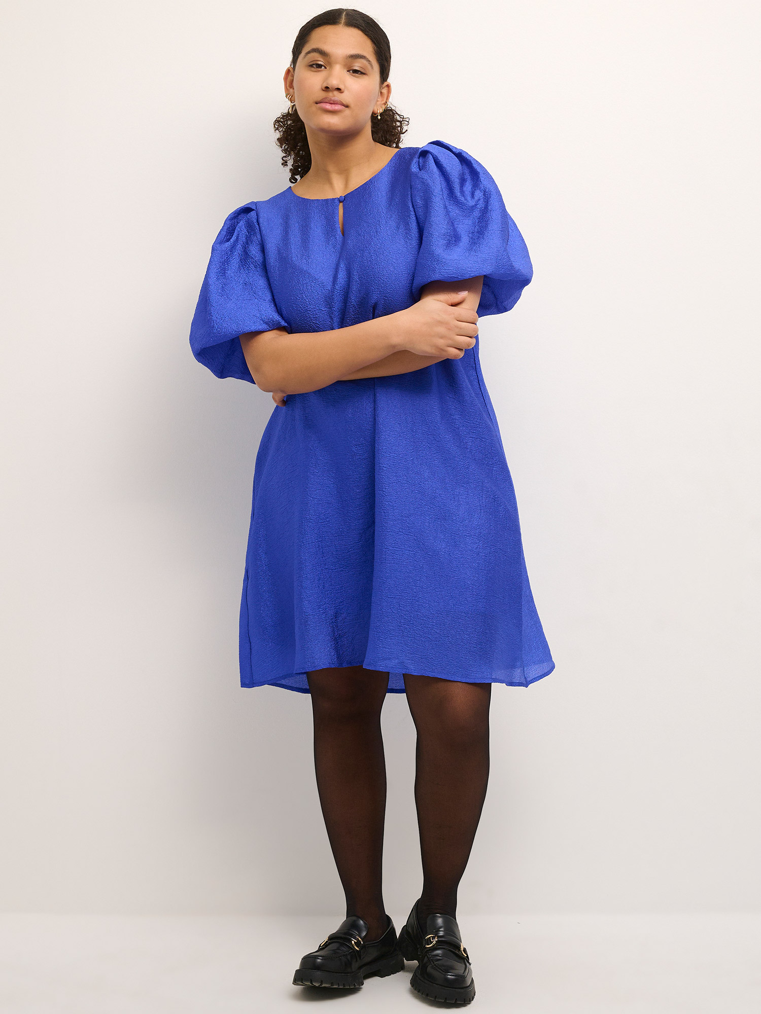 KC CHARLOTTA - Vacker glänsande blå klänning med puffärmar fra Kaffe Curve