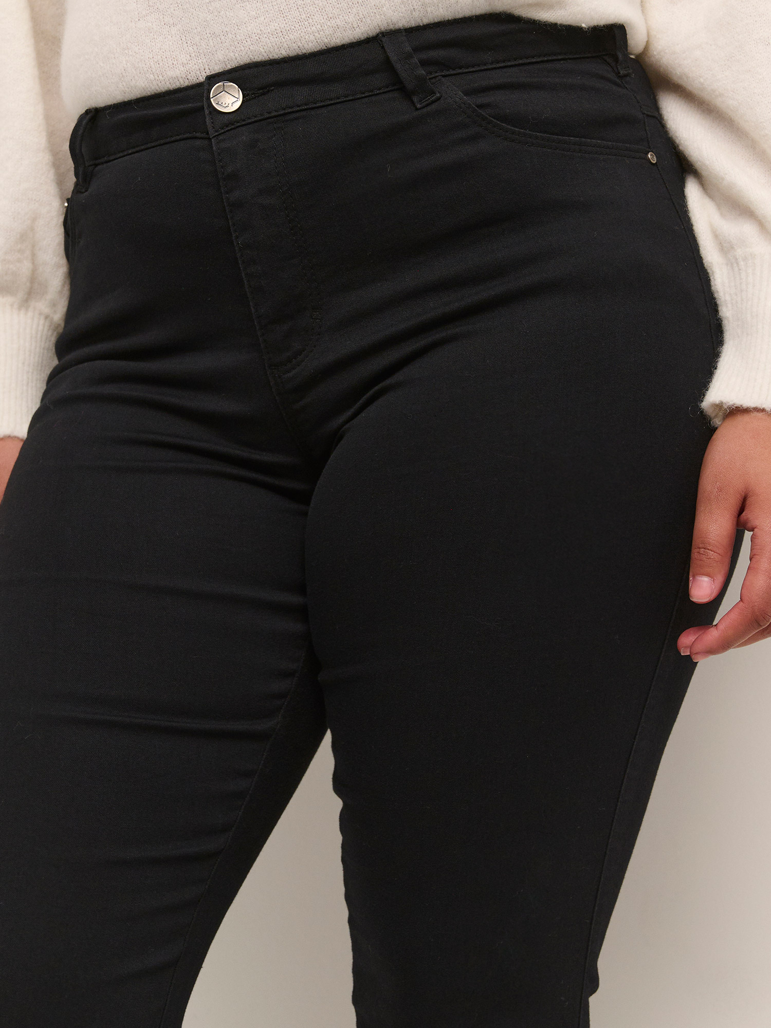 KC WILLA - Svarta jeans med smala ben fra Kaffe Curve