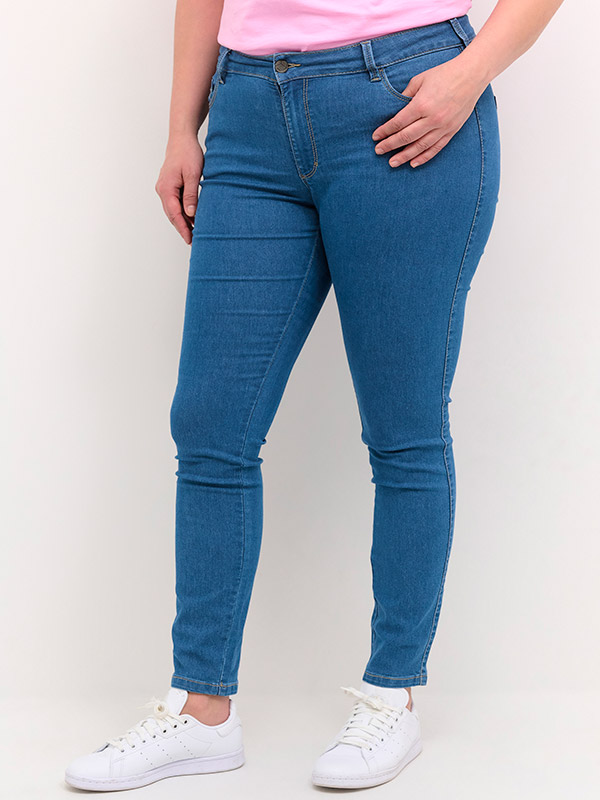 VICKA - Blå stretchjeans med smala ben fra Kaffe Curve