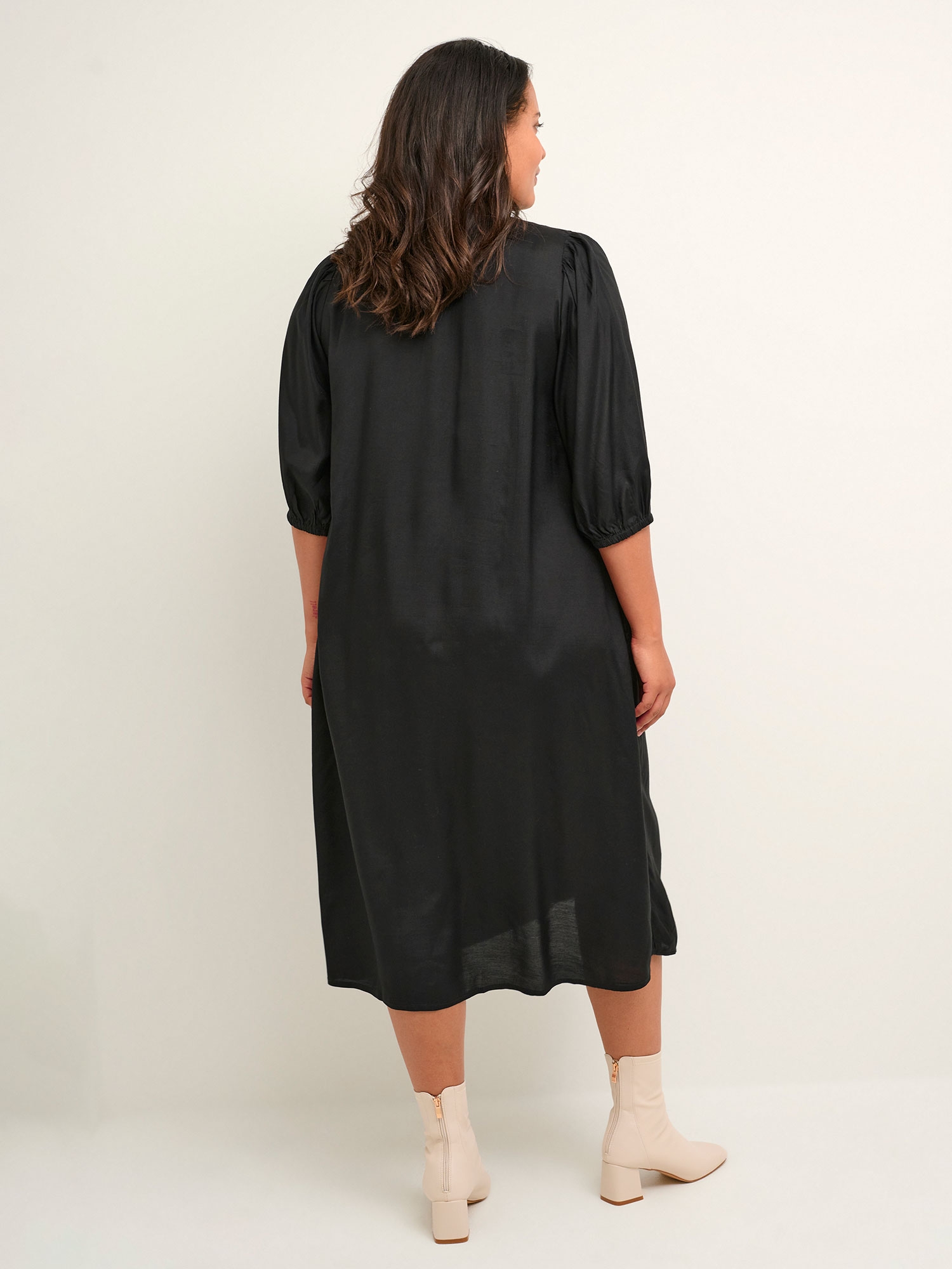 EMINA - Sort i smuk blank viskose satin fra Kaffe Curve