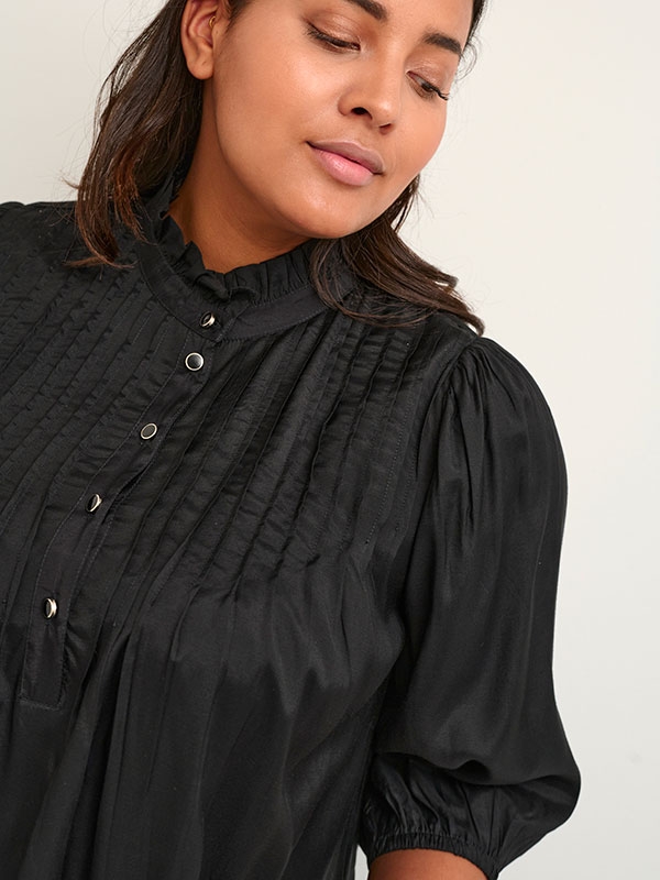 EMINA - Sort i smuk blank viskose satin fra Kaffe Curve