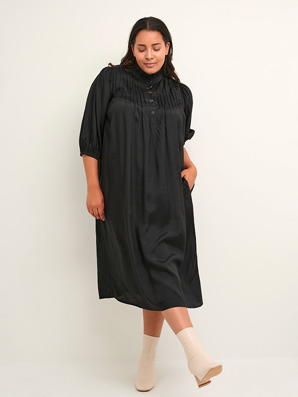 EMINA - Sort i smuk blank viskose satin fra Kaffe Curve