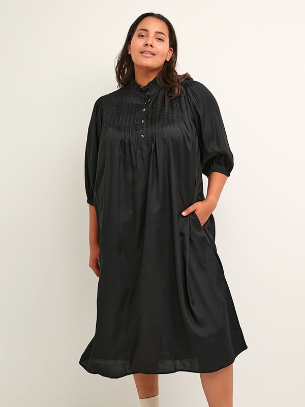 EMINA - Sort i smuk blank viskose satin fra Kaffe Curve