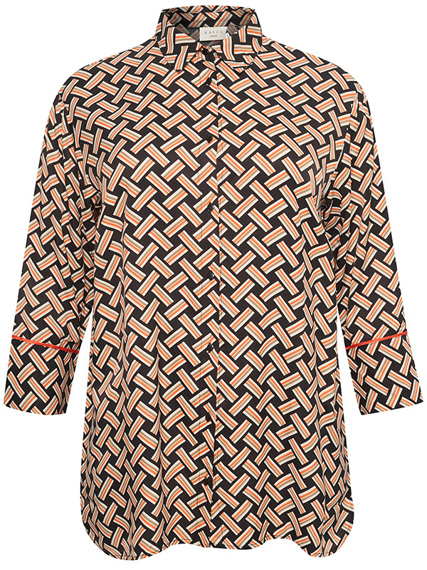 QING - Svart viskosskjorta med beige och orange grafiskt tryck fra Kaffe Curve