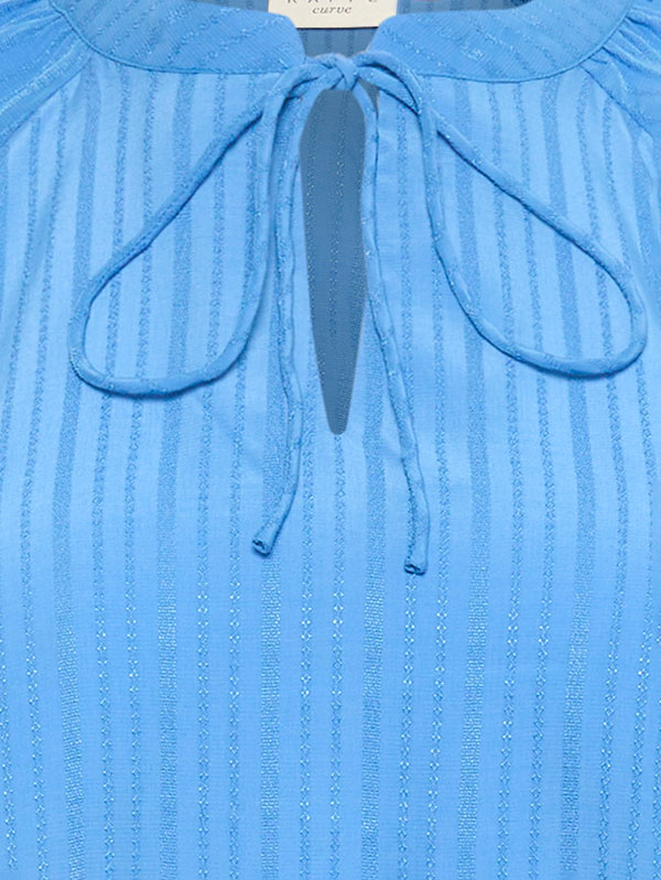 SILJA - Söt blå klänning med randeffekt fra Kaffe Curve