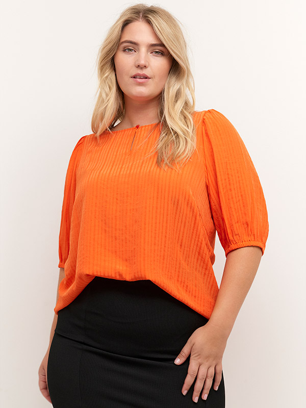 SILJE - Orange blus med struktur fra Kaffe Curve