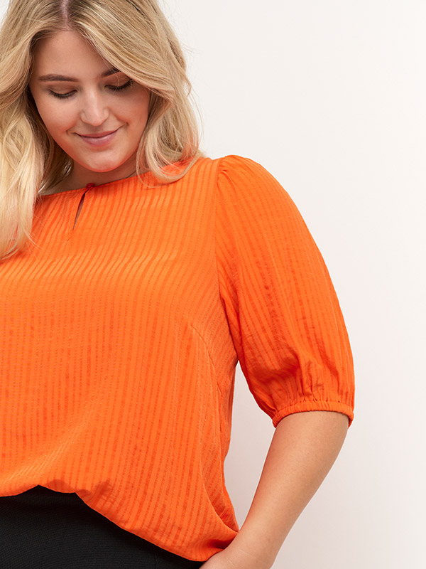 SILJE - Orange blus med struktur fra Kaffe Curve