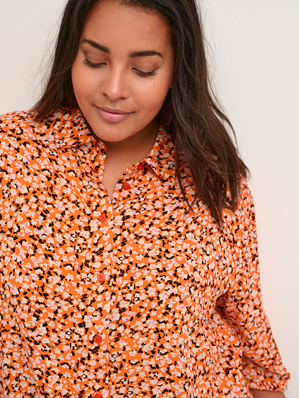 SONNA - Orange viskosskjorta med blommönster fra Kaffe Curve