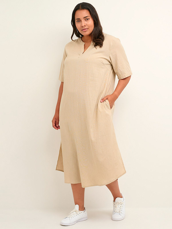 MAYI - Sandfärgad klänning i bomull/linne fra Kaffe Curve