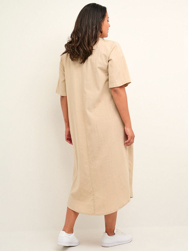 MAYI - Sandfärgad klänning i bomull/linne fra Kaffe Curve