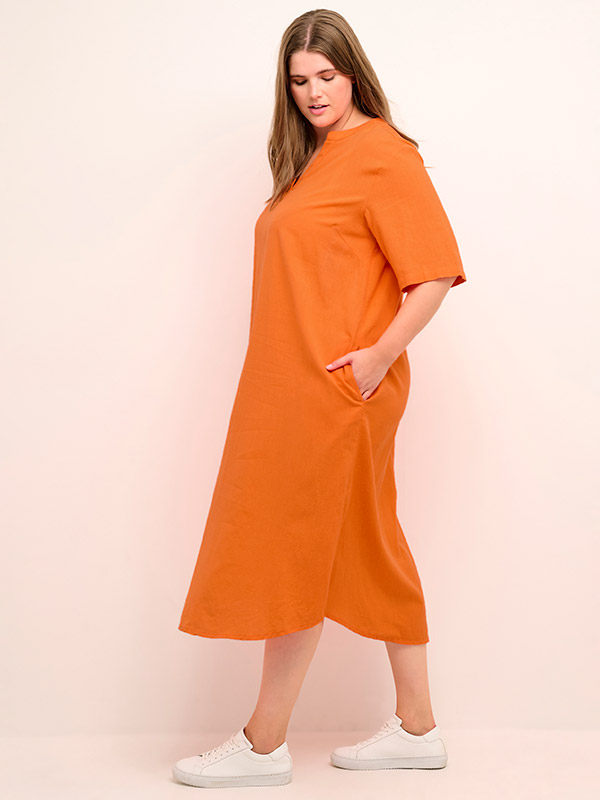 MAYI - Orange klänning i bomull/linne fra Kaffe Curve