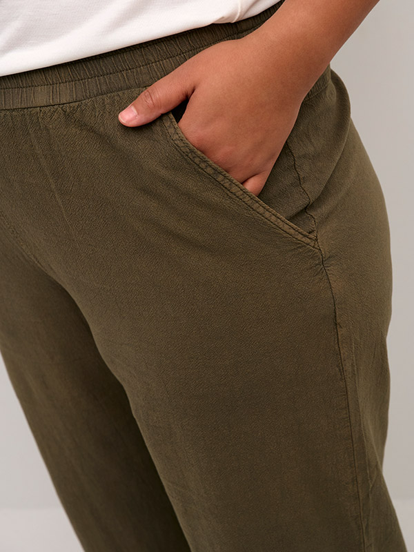 NANA  - Plus Size Byxor fra Kaffe Curve