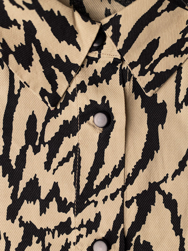 CECILIE - Sandfärgad viskosskjorta med tryck fra Kaffe Curve