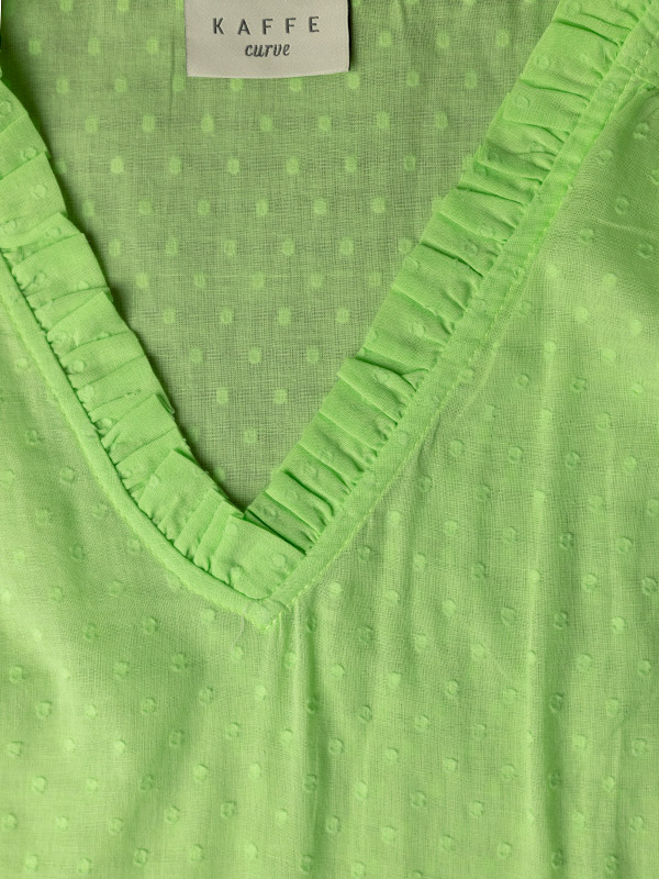 CAMMI FRILL - Grön blus med volang fra Kaffe Curve