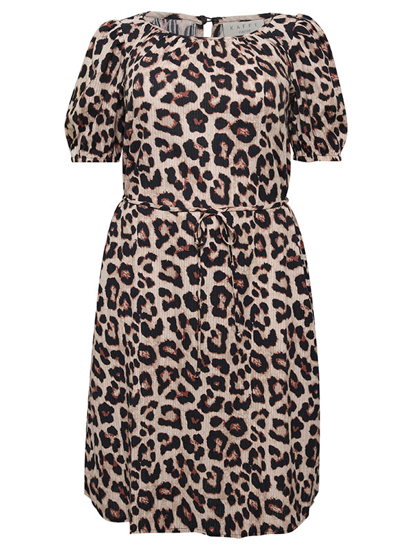SALMI - Lång klänning i leopardmönster fra Kaffe Curve