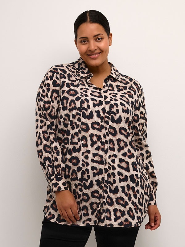 SALMI - Skjorta i leopardmönster fra Kaffe Curve