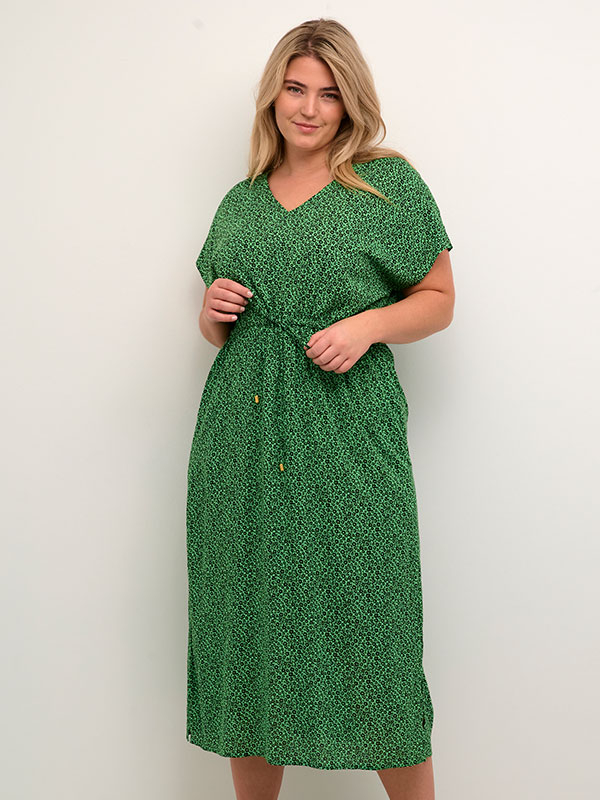 ISMA - Lång grön klänning med blommönster och knytband fra Kaffe Curve