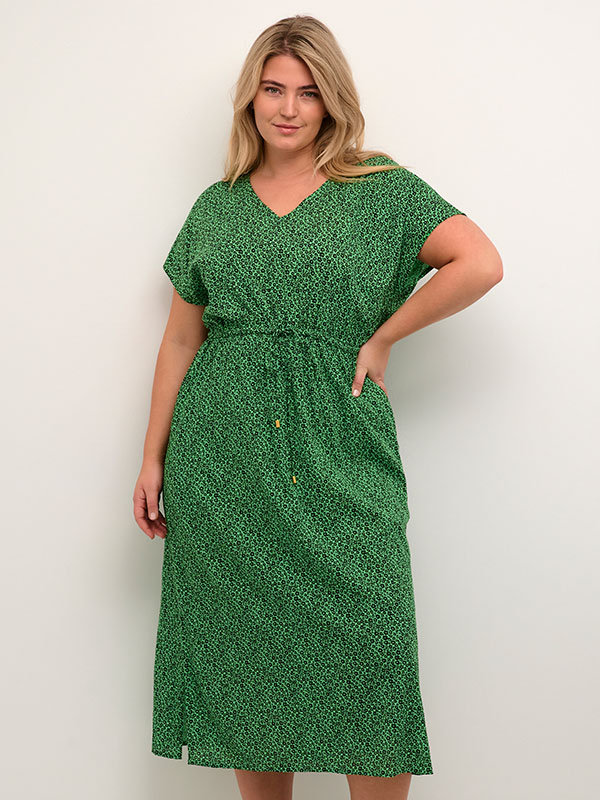 ISMA - Lång grön klänning med blommönster och knytband fra Kaffe Curve