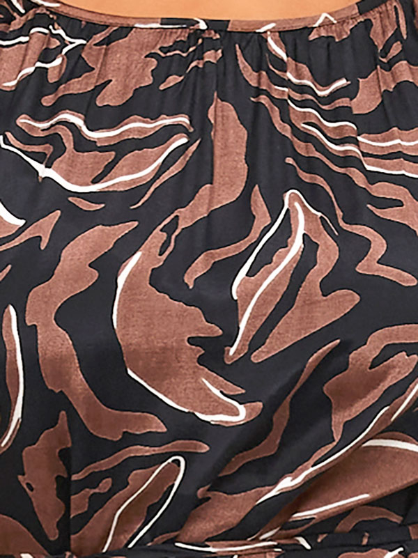 DORY - Svart klänning med tryck i brunt och vitt fra Kaffe Curve