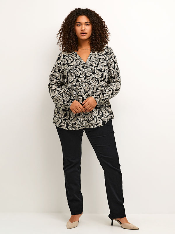 MIRTA - Sort viskose bluse med hvidt print fra Kaffe Curve