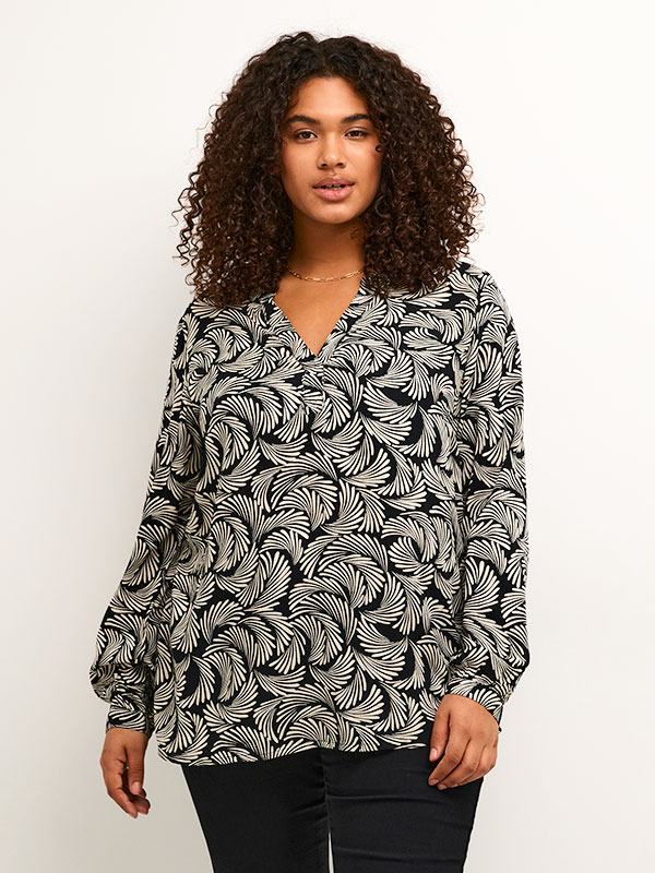 MIRTA - Sort viskose bluse med hvidt print fra Kaffe Curve