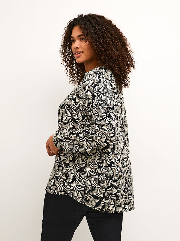 MIRTA - Sort viskose bluse med hvidt print fra Kaffe Curve