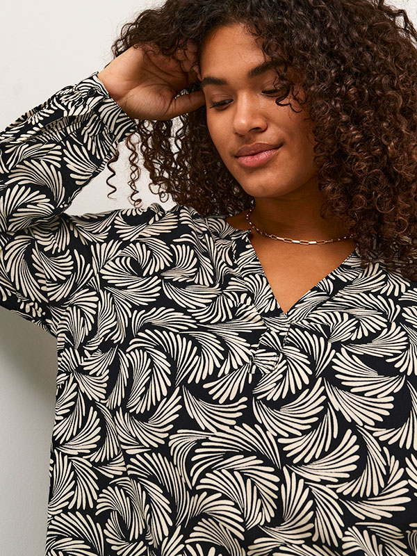 MIRTA - Sort viskose bluse med hvidt print fra Kaffe Curve