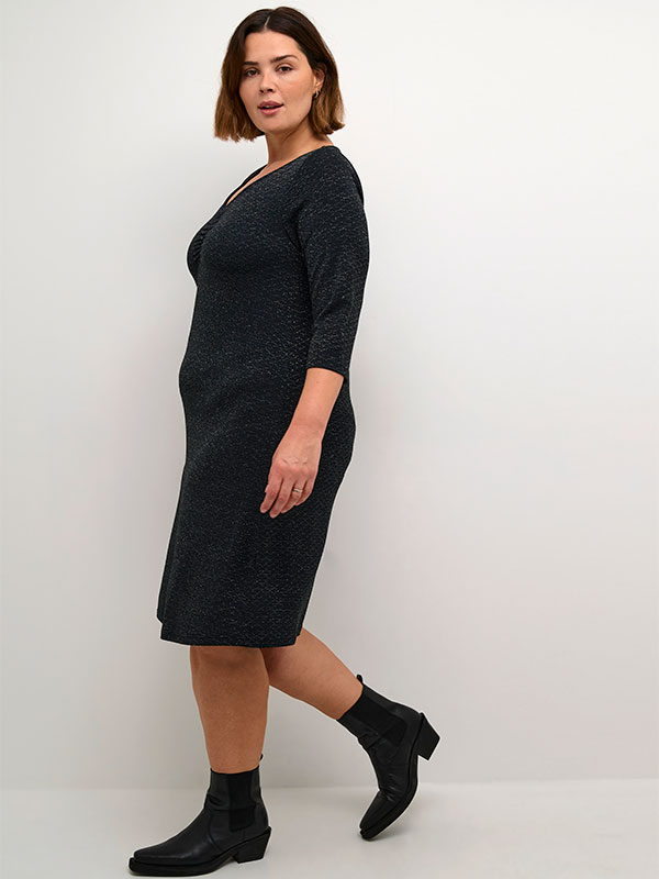 KCELLIA - Plus Size Klänning fra Kaffe Curve