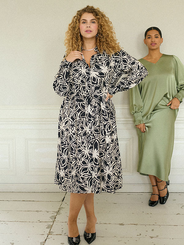 KCHALIAH - Plus Size Klänning fra Kaffe Curve
