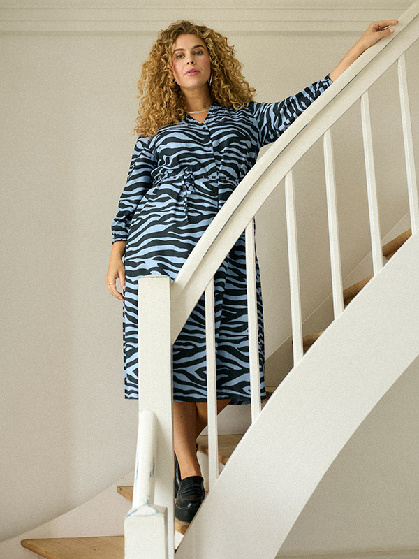 KCOLENA - Plus Size Klänning fra Kaffe Curve