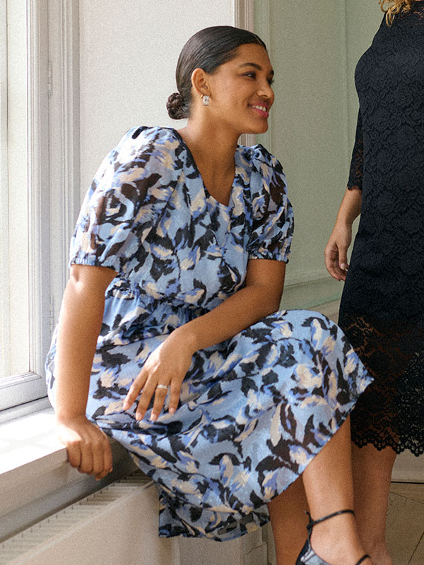 KCELONA - Plus Size Klänning fra Kaffe Curve