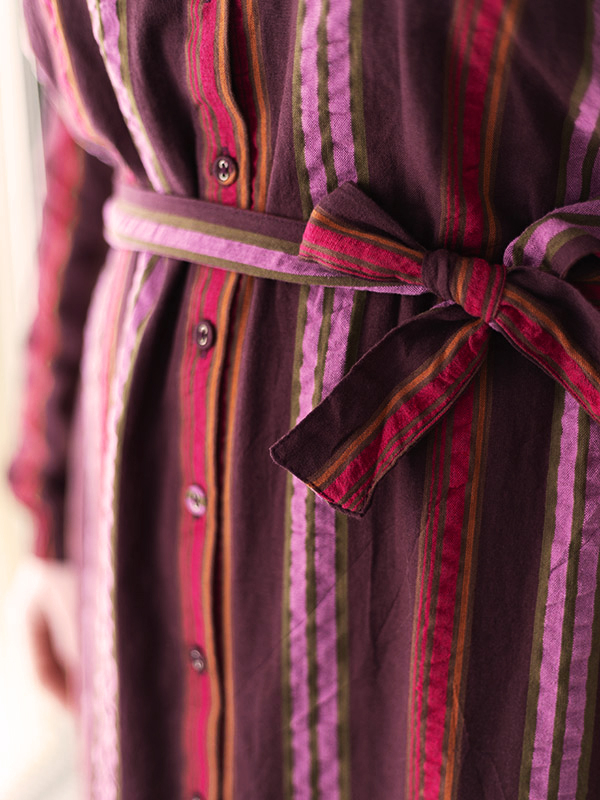 lila skjortklänning i bomull med fina ränder fra Adia